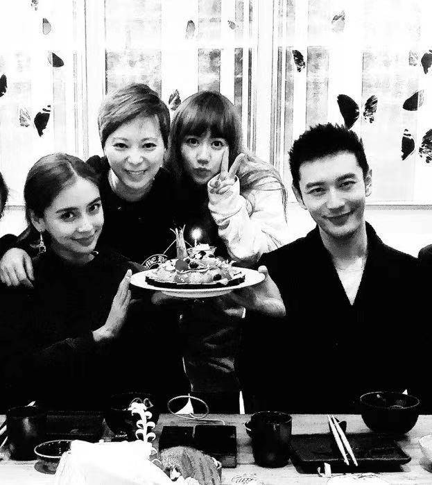 小海绵生日,黄晓明baby曾一起带儿子出门的画面曝光,超温馨