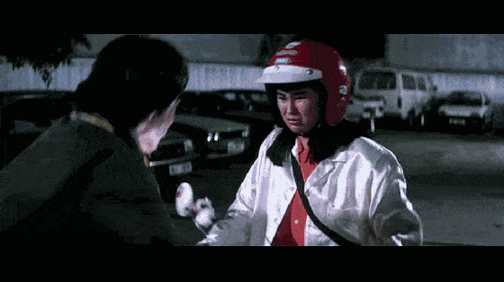 跟随成龙开始拍摄电影,两人合作的第一部电影便是《警察故事》;然后