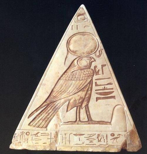 古埃及金字塔的塔尖,刻了一只贝努鸟,据说它就是埃及的"凤凰"