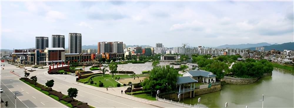龙南市是一座古老而年轻的城市,有着"开放,崇德,自强,超越"的精神