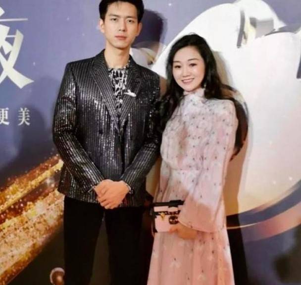 此外,袁九儿还与李现,欧阳娜娜等流量明星合照