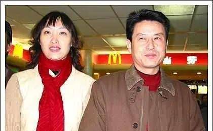 陈忠和:愧对前妻和女儿,卸任中国主教练后与再婚妻子享受晚年