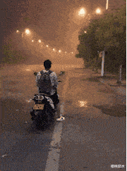 搞笑gif趣图:妹子,你俩这是在比谁腿长吗?别比了,都挺