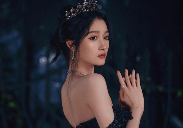 女演员关晓彤黑色抹胸裙似暗黑公主