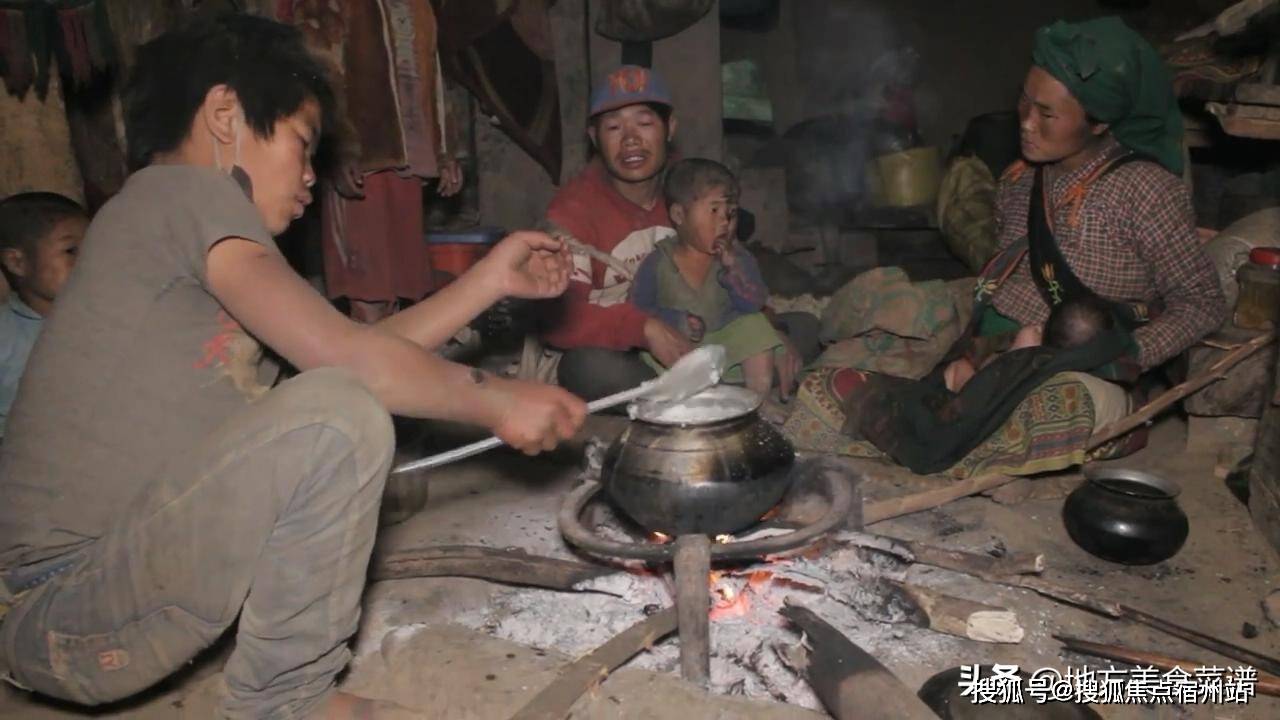 尼泊尔山区穷人家六个小孩,大冬天打赤脚穿短袖,全家吃青菜心酸