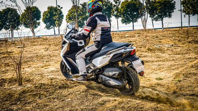 错位反击,怎么看都很香—3.68万起光阳赛艇s350摩智测评