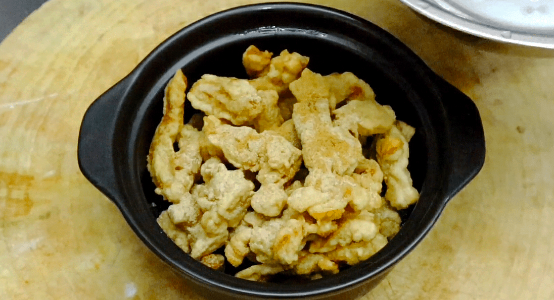 年夜饭教你做一道砂锅酥肉,营养美味,做法简单,吃着暖心又暖胃