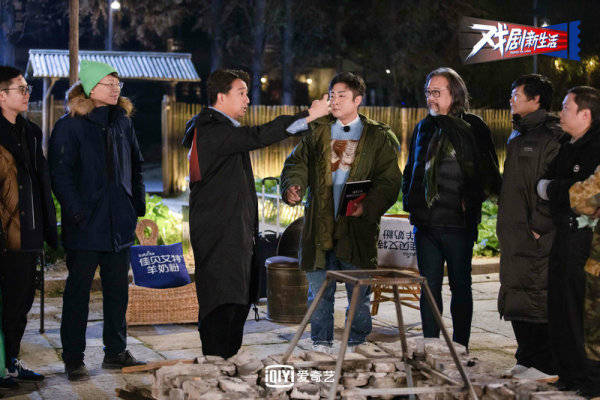 周六晚8点,由爱奇艺出品,佳贝艾特羊奶粉独家冠名的