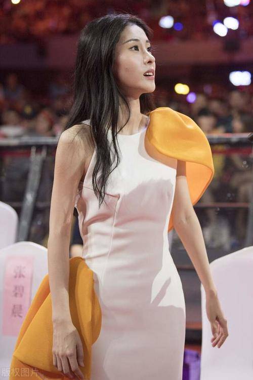张碧晨称2018年已怀孕当年穿小白裙还有蚂蚁腰真不像孕妇