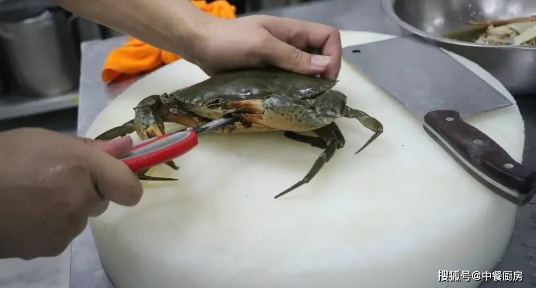 3,剪掉蟹鳃,小腿.4,将蟹肉修理干净.5,斩成小块腌入底味.