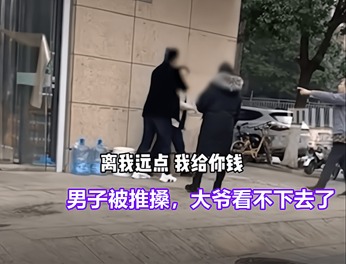 原创江苏一男子当街向情侣下跪磕头,扇自己耳光,"求求你还我钱"