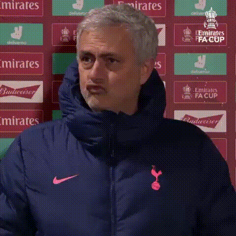 原创穆帅也俏皮!挤眼,嘟嘴上热搜,穆帅也成表情包!