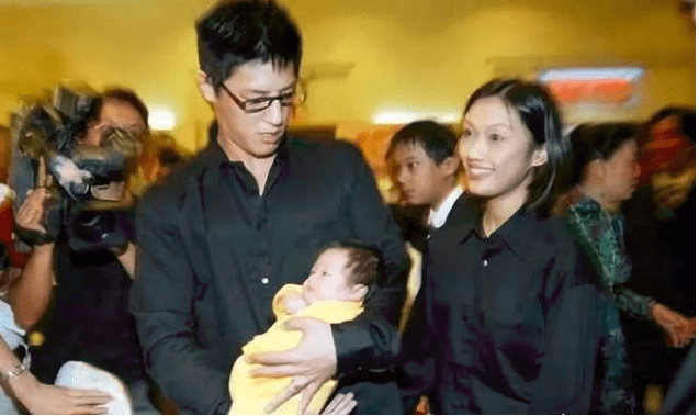 原创蒋友柏15年童话婚姻破灭后续:与小三当街秀恩爱,女助理上位了?
