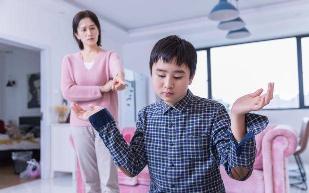 被儿子逼疯的妈妈,不自觉踏入了育儿怪圈,却只抱怨太