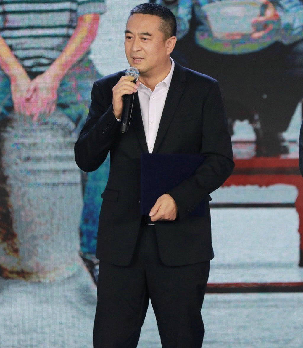 张嘉译又签一位艺人新剧中二人饰演父女姜冠南再演女婿