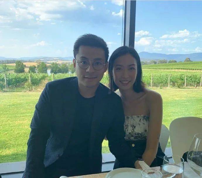 霍启山弟与女友现身,曾花心致旧爱跳楼,今变专一和新欢当街调情