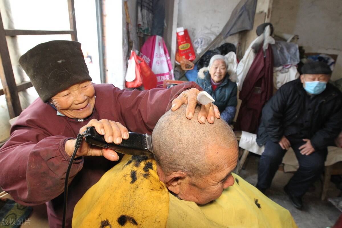 河南85岁老奶奶开理发店2元理发价10年没变过看她图啥