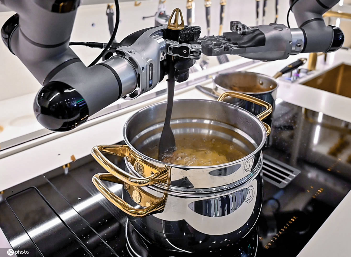 全球首个机器人厨房来了 做饭洗碗全包办