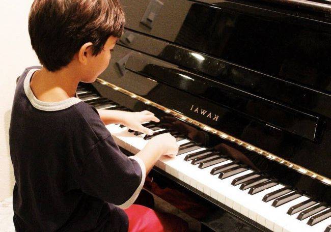 外卖小哥送餐途中弹钢琴走红孩子学乐器到底是为了啥