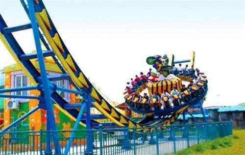 五龙山欢乐世界:属于山地型大型游乐园,游乐设施近30项.