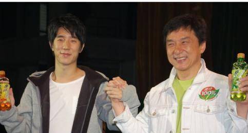 房祖名近况曝光,37岁剃平头表示要重新再来,留小胡子显成熟