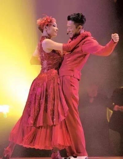 赖文惠身姿绰约,舞蹈基础非常的好,每次与刘德华在舞台上深情对望,引