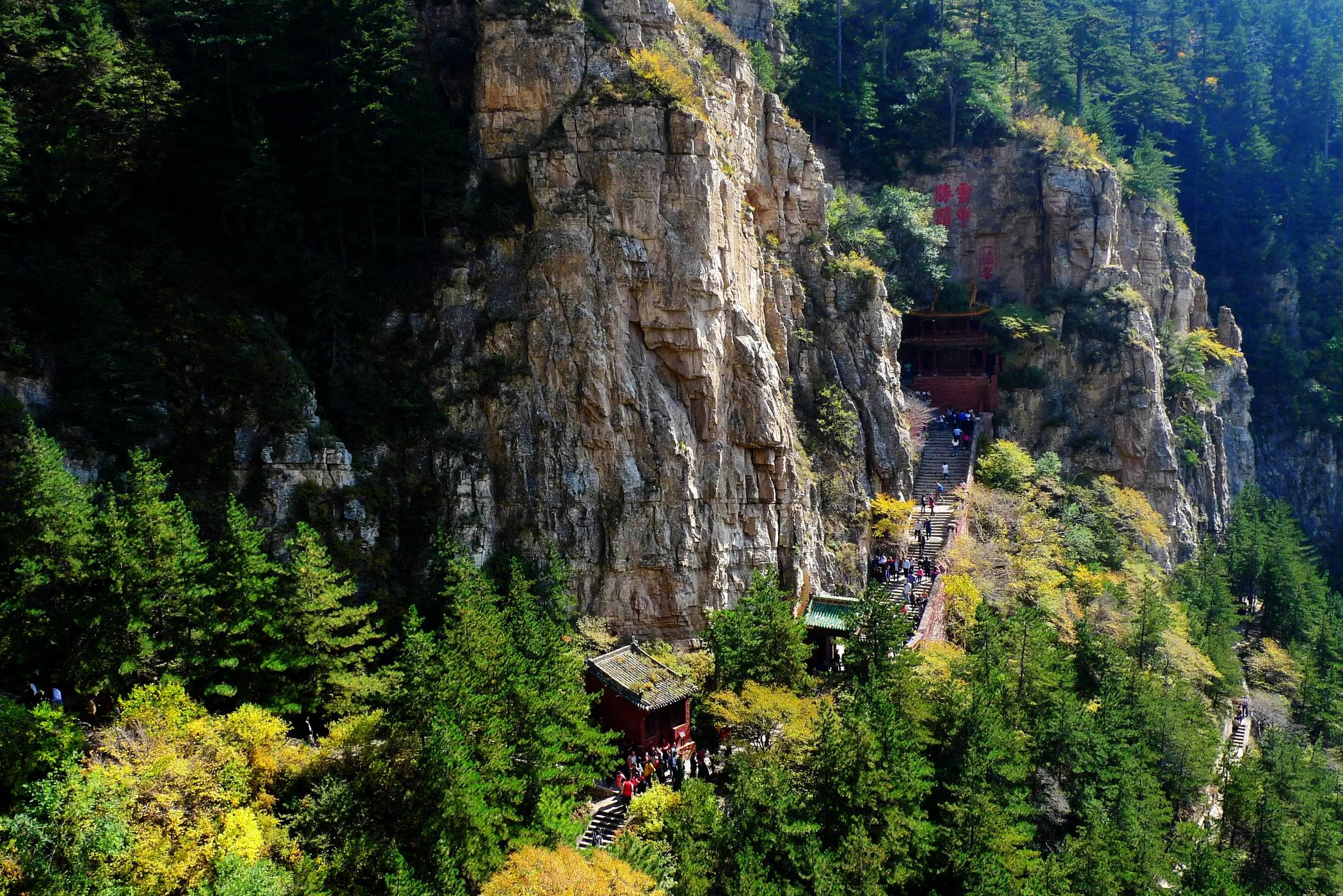 悬空寺,建在恒山悬崖上,被誉为"天下巨观"