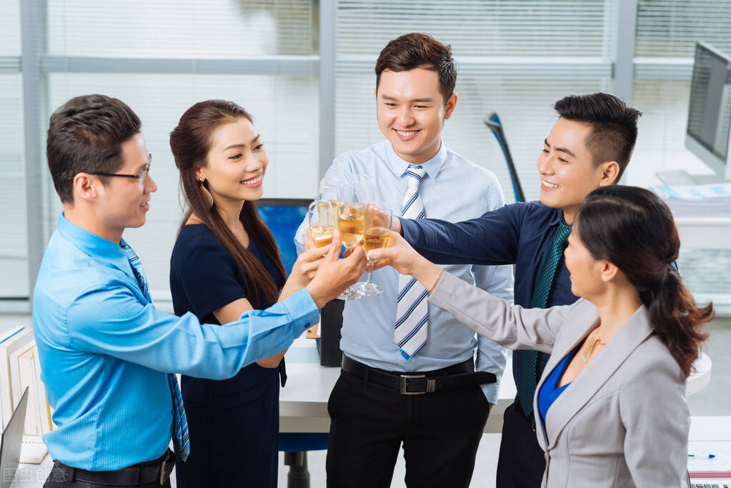 敬领导酒,最忌讳说"我干了,您随意,聪明的下属都这样说