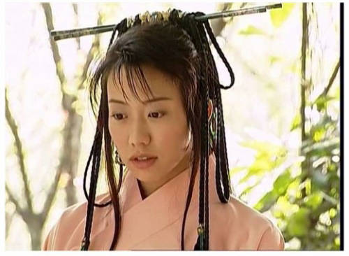 孔慈温婉柔弱,楚楚可怜,在雄霸的三个徒弟风,云,霜中纠缠半生,后来在