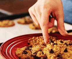 妈妈可以陪孩子一起玩推火车的游戏配以