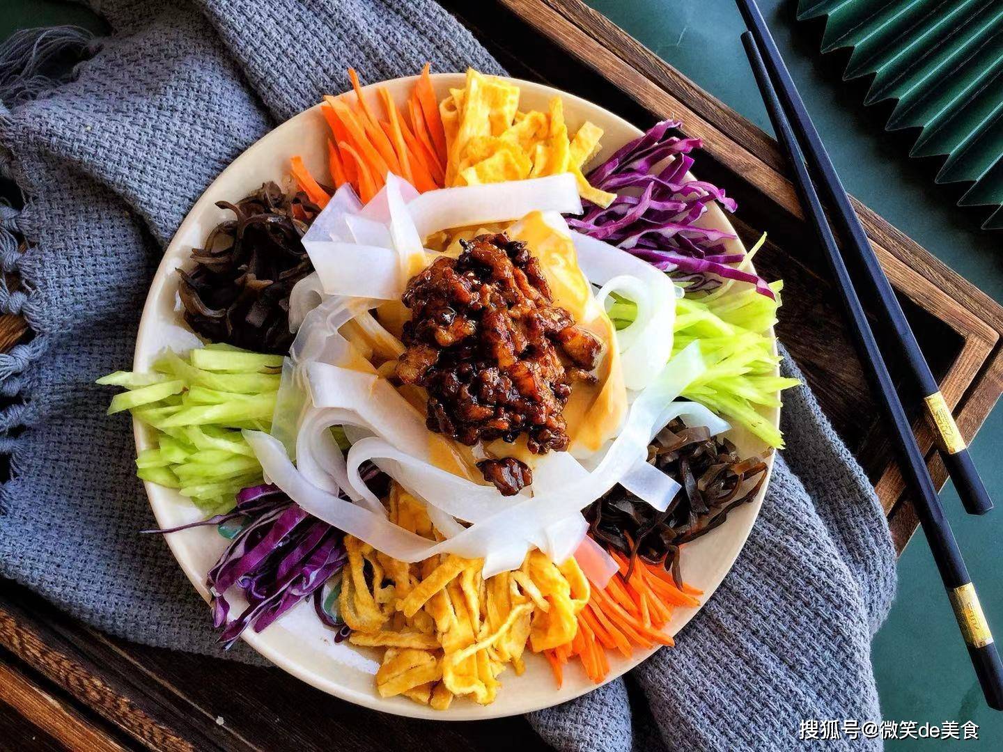 年夜饭怎么能少了高颜值又美味的五彩麻酱拉皮呢清淡爽口解油腻