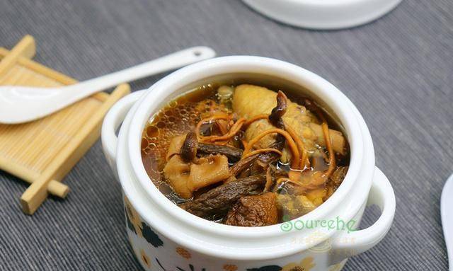 煲鸡汤时加这8种菌菇,每天一碗,暖胃又暖心!