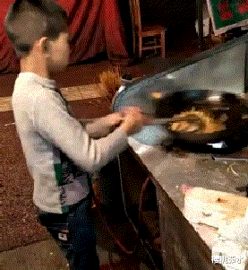 【搞笑gif:】小朋友,穷人家的孩子早当家,你承受的太多啦