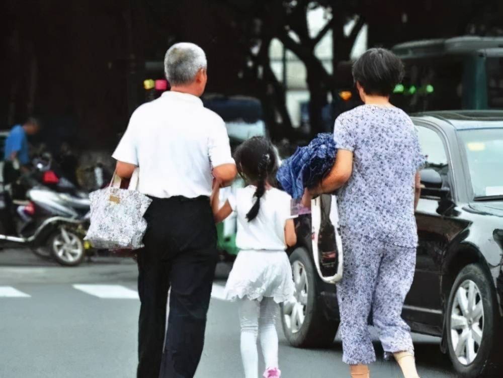 60岁爷爷幼儿园接孙女,颜值成众人焦点,身材让年轻爸爸羞愧