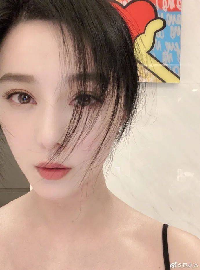 不过,她面容漂亮,身材姣好,绝对是世人心中的经典大美女.