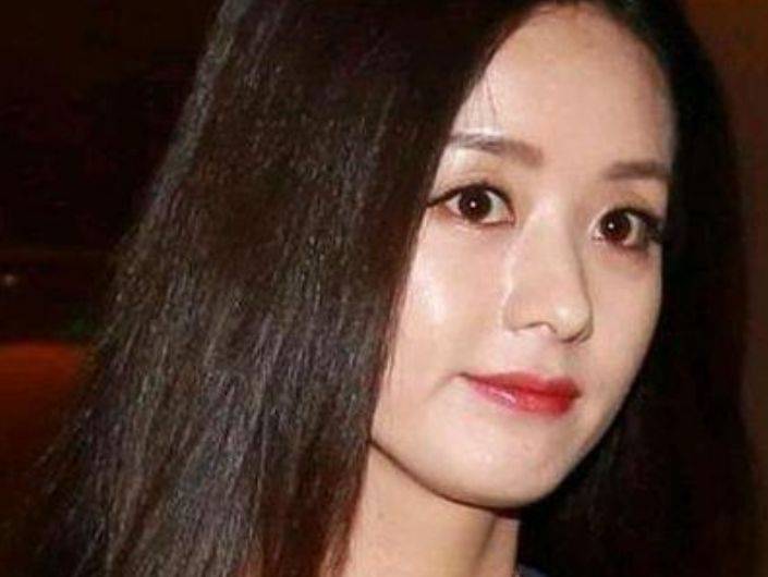 然后表情也是傻乎乎的,非常可爱,呆萌的样子