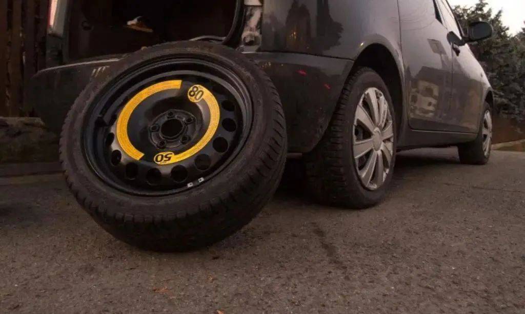 胎压过高会使轮胎的摩擦力,附着力降低,影响制动效果,同时更容易造成