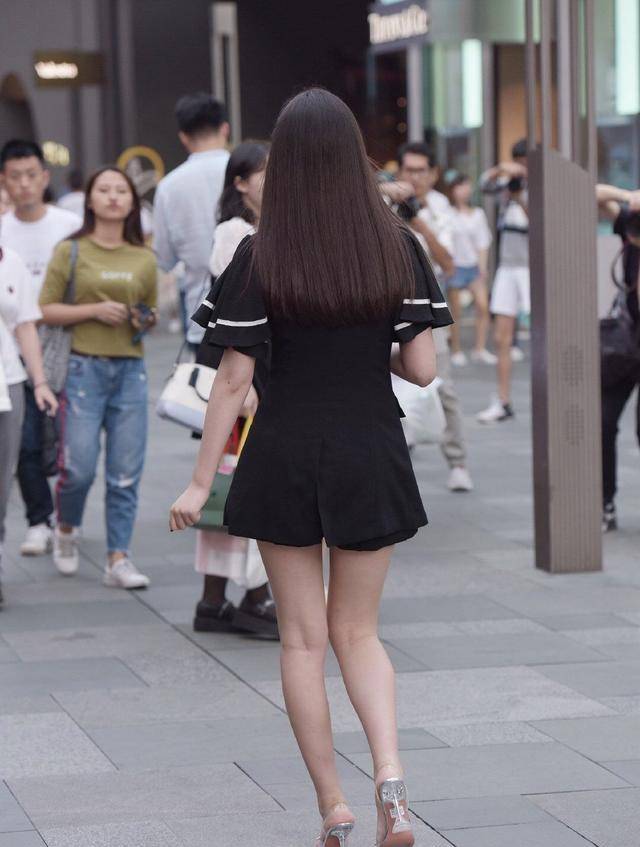 黑色凸显锁骨处的雪白,与中间单方面的收腰决策相互配合,展现小蛮腰和