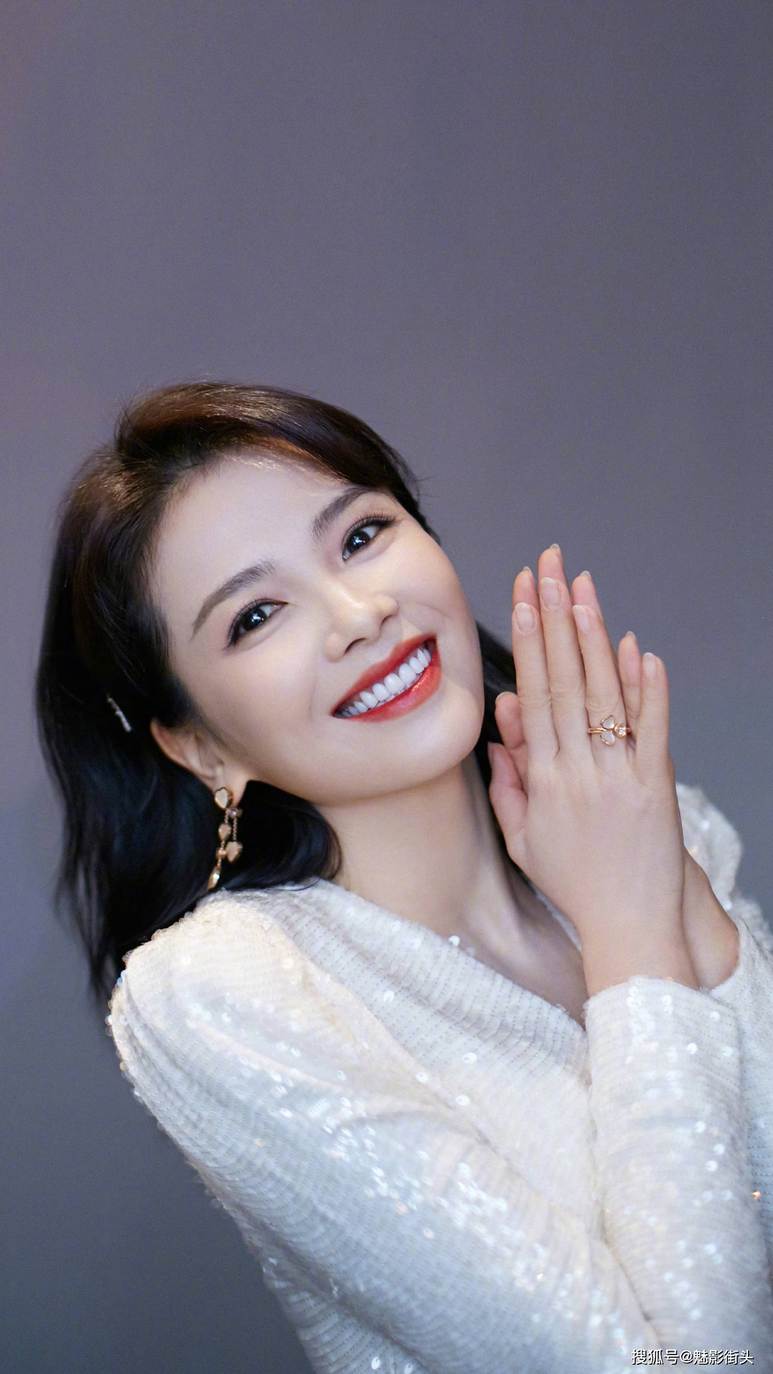 原创冻龄女神刘涛,一身白色亮片西服套装优雅又知性,美得惊艳