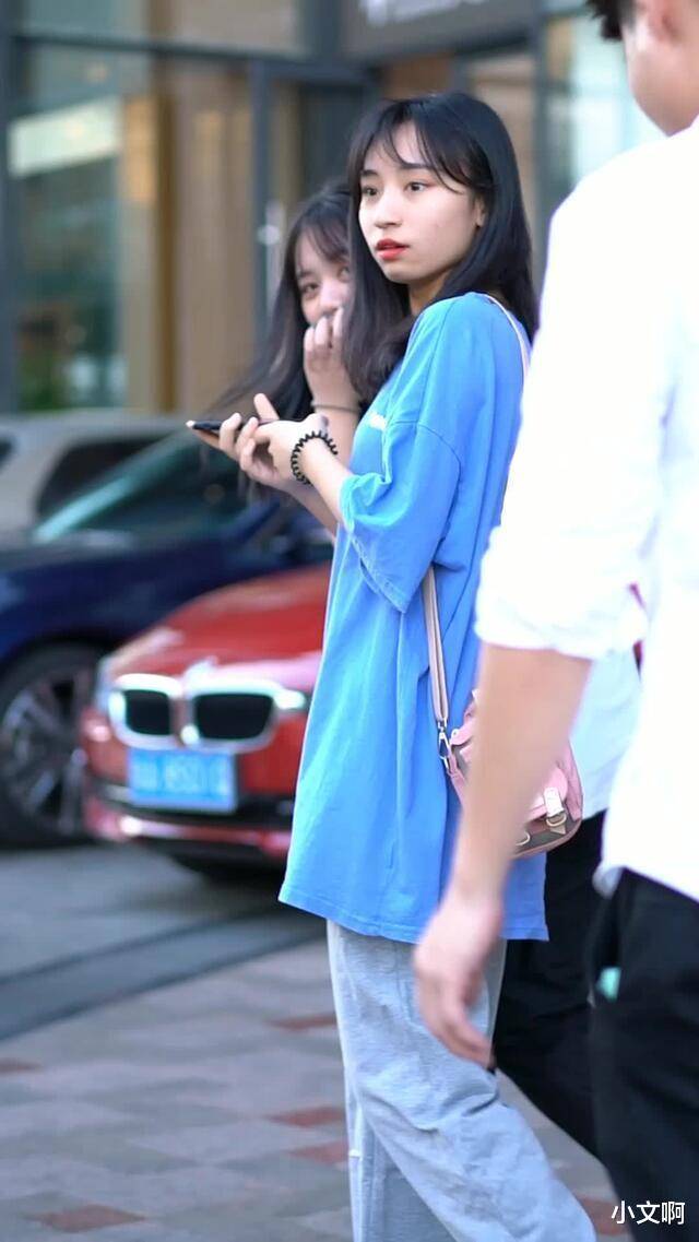 美女一头黑色小卷长发高高的扎起马尾,精致的脸上化着淡妆,她穿着一双