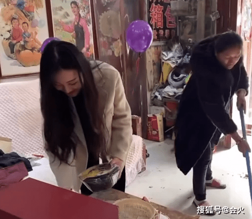 大衣哥老婆又炫富?金戒指一次戴两个,曾扬言给儿媳10万压岁钱