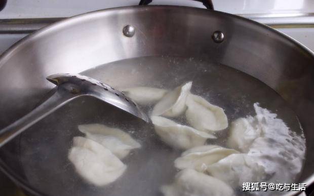 煮饺子,用冷水还是热水?大厨:都不对!教您一招,不破皮