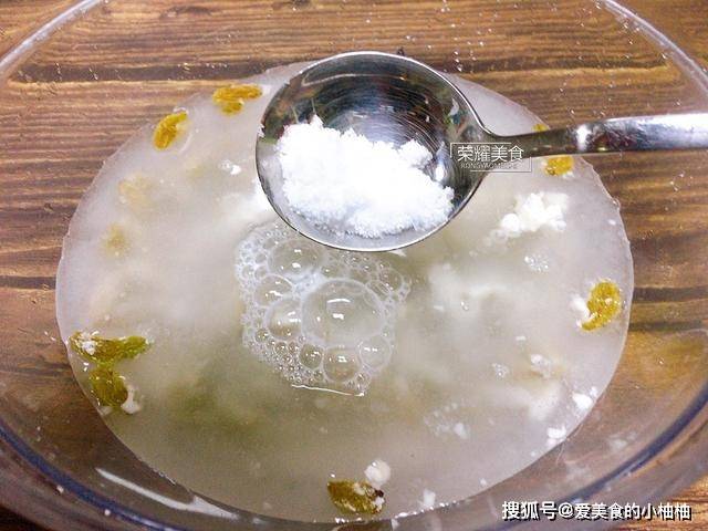 第四步:再加入一勺食盐.食盐有杀菌消毒的作用,加入食盐更保险一点.