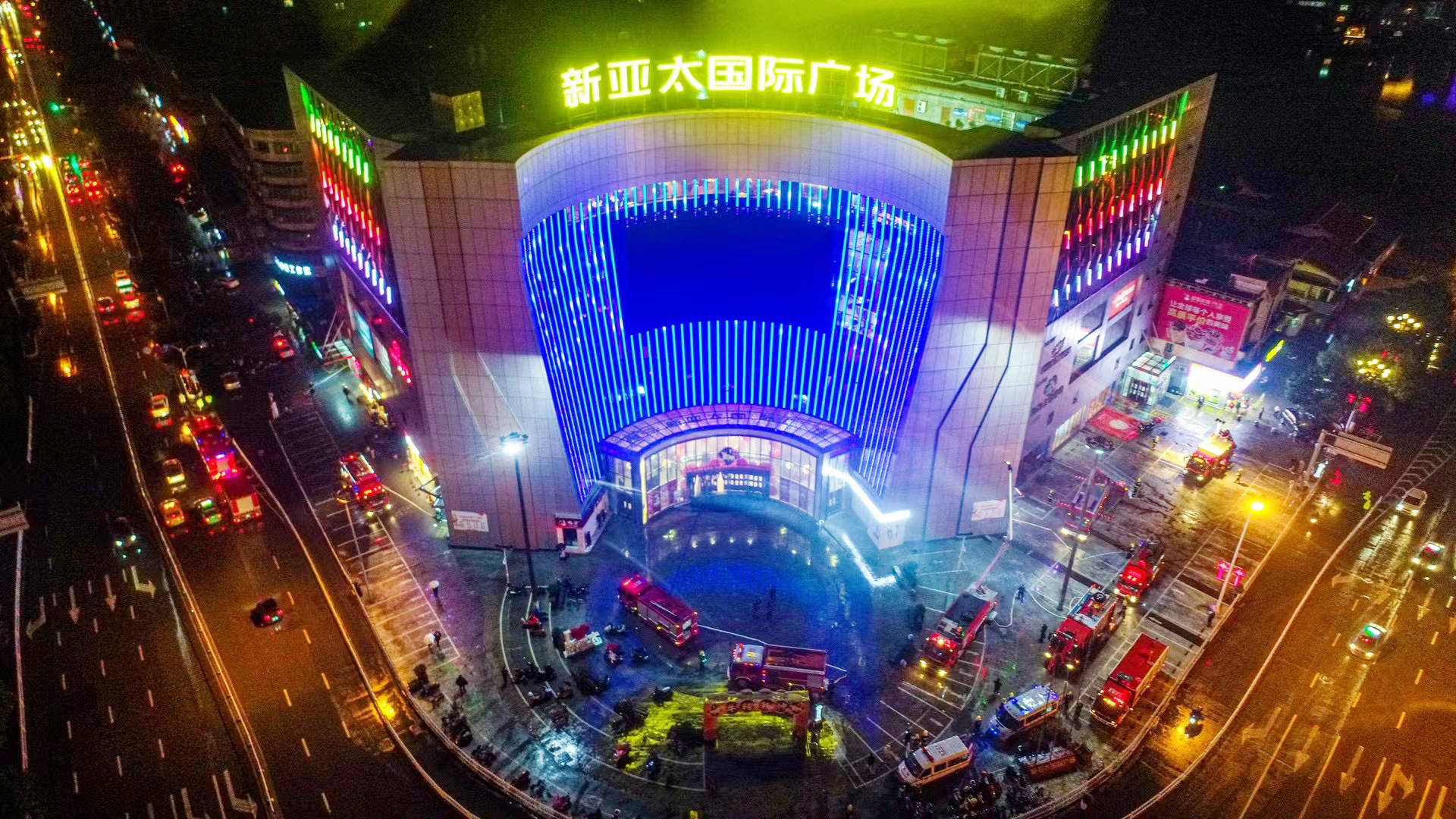 闻令而动,以练为战—鄂州消防开展大型商业综合体夜间灭火救援演练