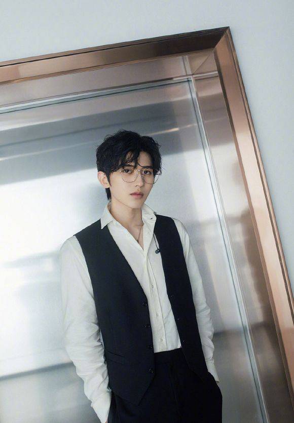 最近的一期节目里面蔡徐坤更是挑战了一个戴眼镜的造型,配上白色的