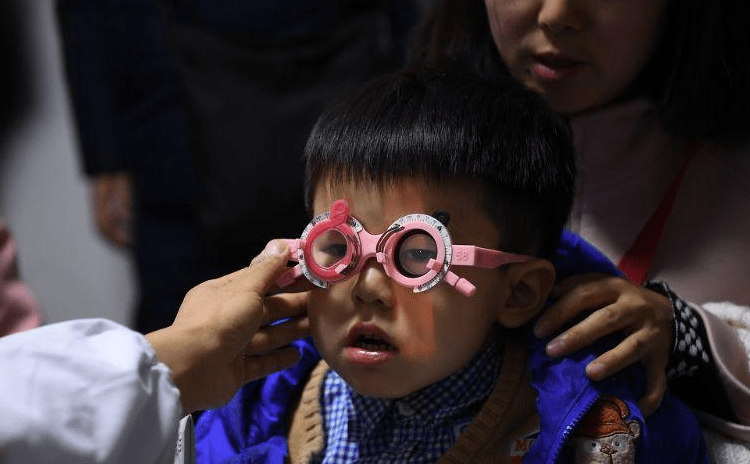 就要尽快带着孩子去专业的检测机构检查,低于300度以下的能不配眼镜最