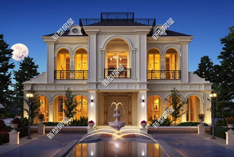 这套别墅外观精致大气,采用对称设计结合拱形的窗棱,精美的铁艺围栏