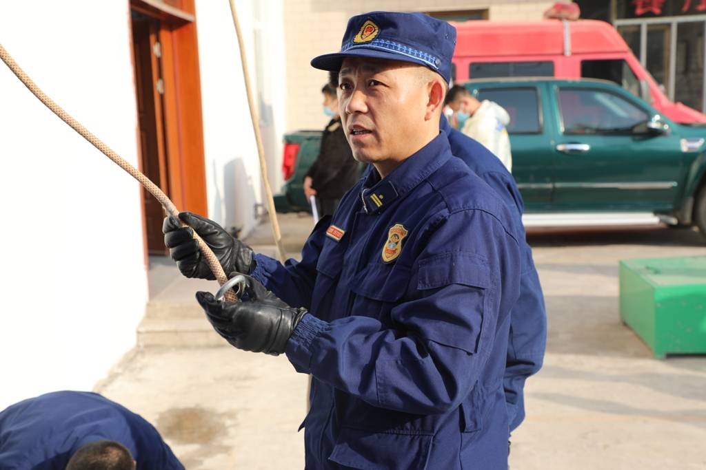 麦积大队政治教导员伏小伟督导检查天河站岗位练兵及作战训练工作