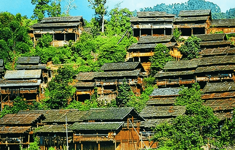 亦称"高栏""葛栏"或"麻栏".中国南方许多民族的一种传统住房.