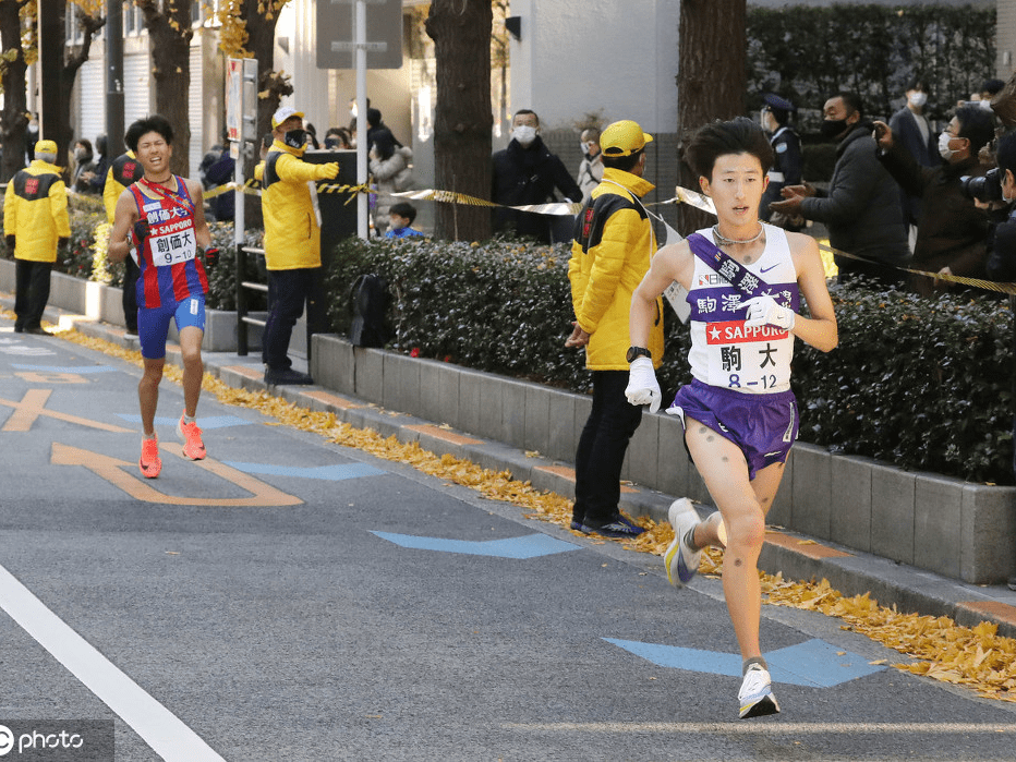 箱根驿传,正式名称为"东京箱根间往复大学驿传竞走",是一项驿站接力赛